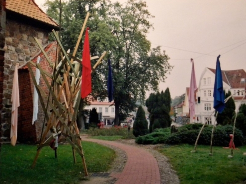 Holzslulptur mit Tüchern: „Die sich umstülpende Seele im Nachtodlichen“, St. Johannes, Visselhövede, 2006